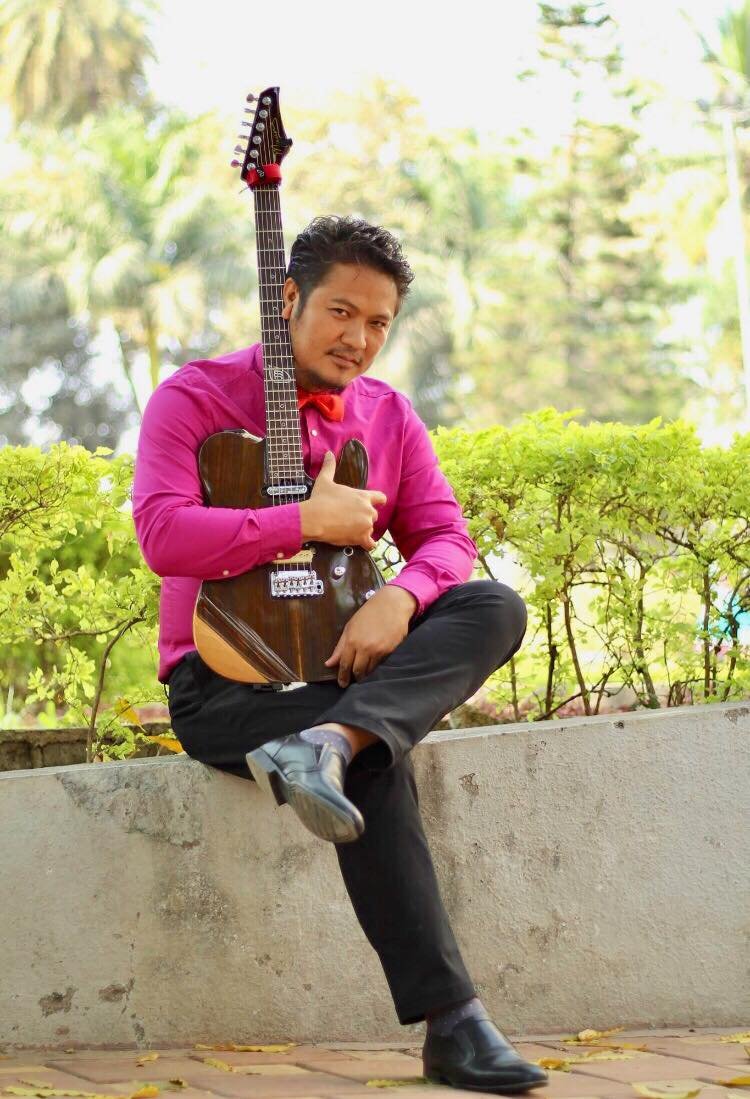 Guitar Tumsiam Mg Muang (Born Naked)